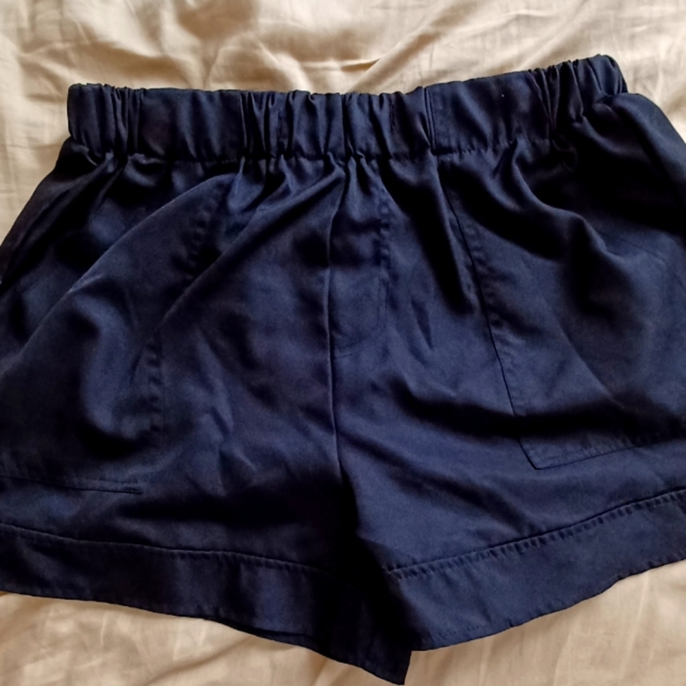 Black women's medium flowy shorts